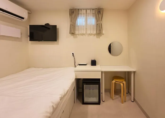 Hostal Stay42 Ddm Near Ddp - Airport Bus 2min